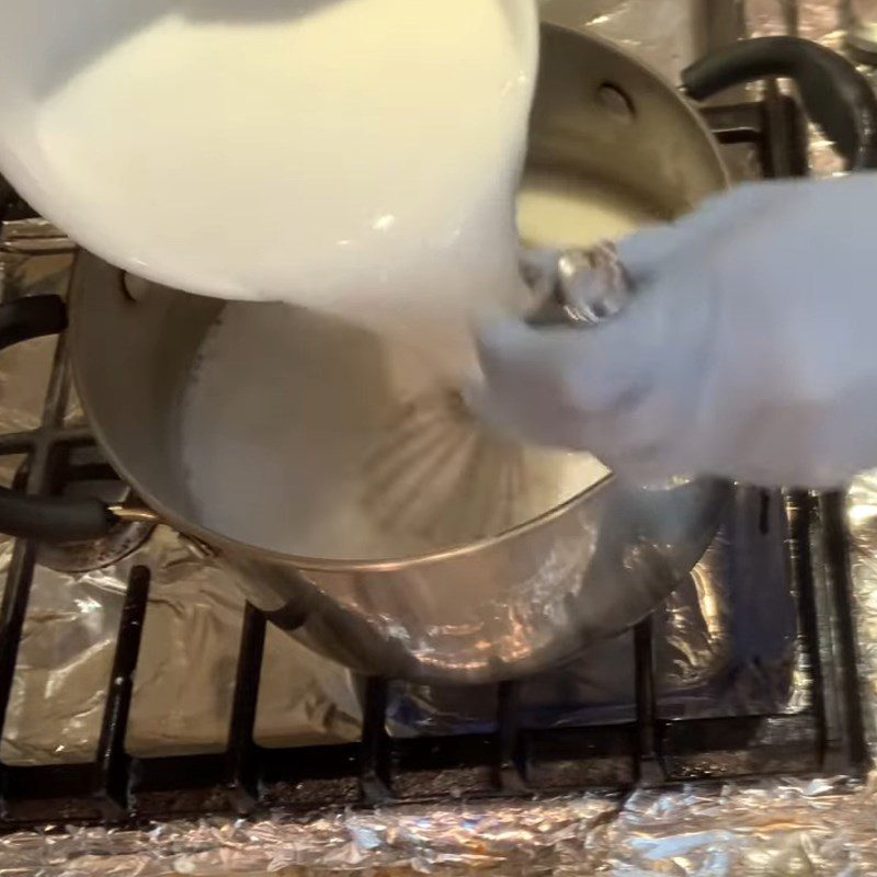 Step 3 Cooking coconut milk Hand-rolled mugwort cake