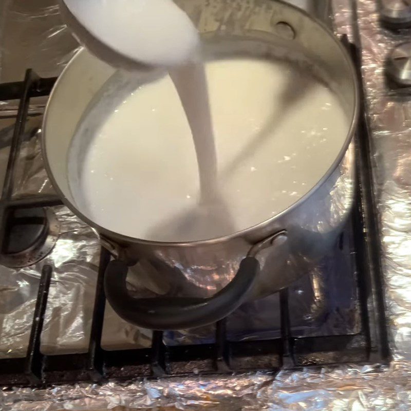 Step 3 Cooking coconut milk Hand-rolled mugwort cake