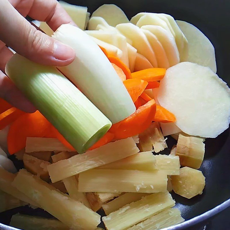 Step 2 Cook the broth for vegetarian Nam Vang noodle