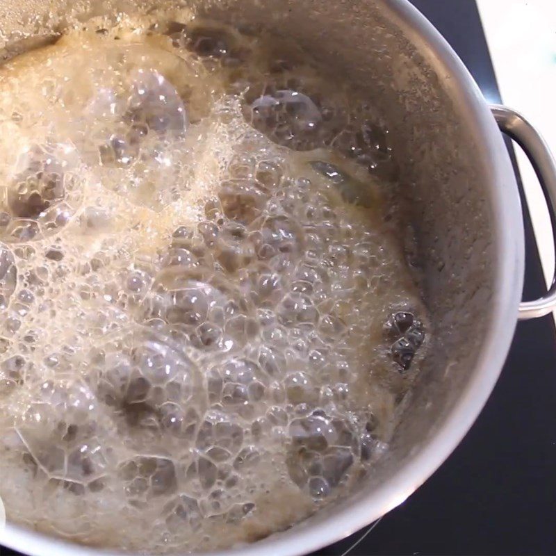 Step 1 Cooking the syrup for the fish-shaped mooncake