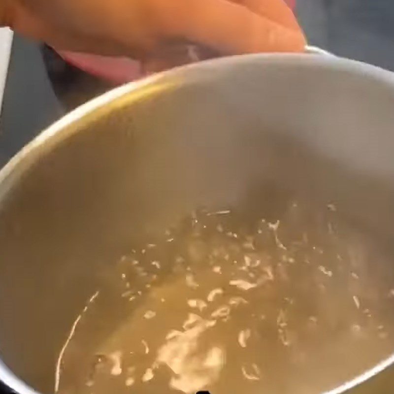 Step 1 Cook the sugar syrup for coconut-filled rice cakes