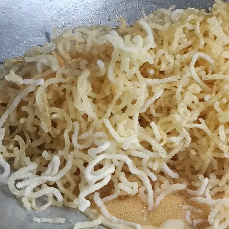 Step 3 Cook ginger syrup and mix noodles Crispy rice cake from noodle