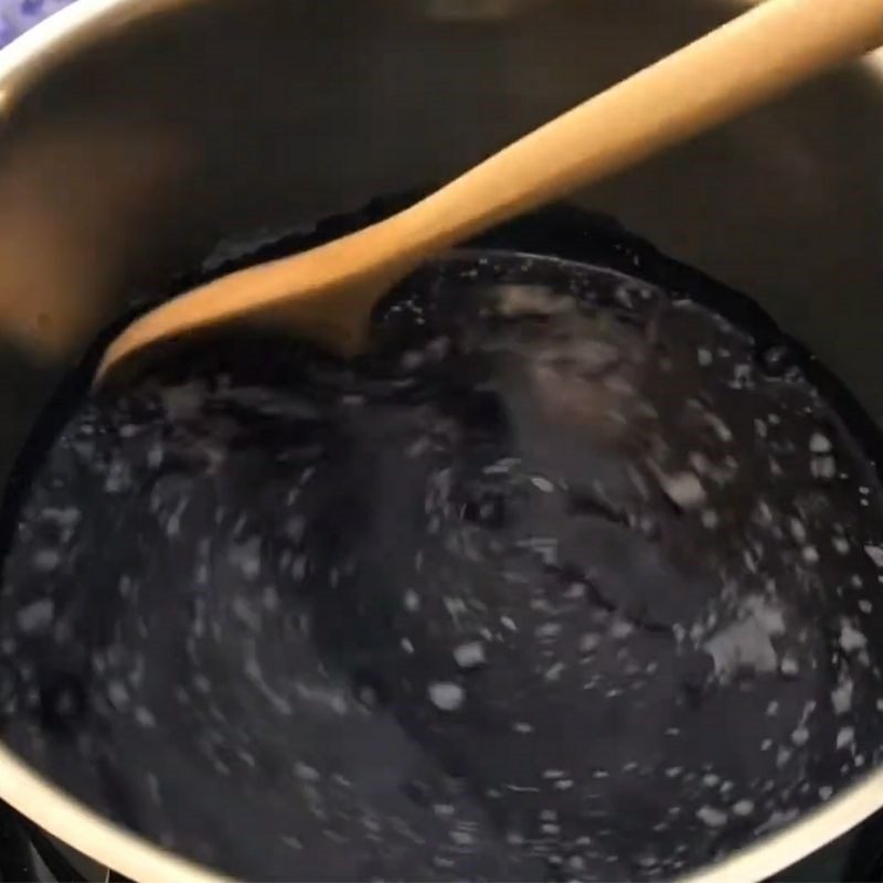 Step 1 Cook the flower water for butterfly pea yogurt from butterfly pea flower powder