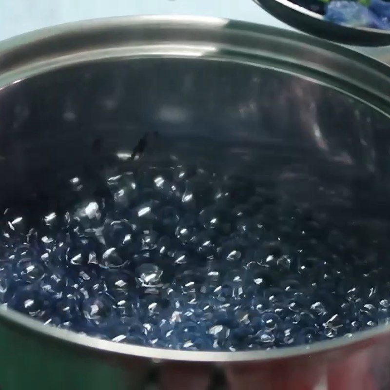 Step 1 Cook butterfly pea flower water for sweet bánh canh