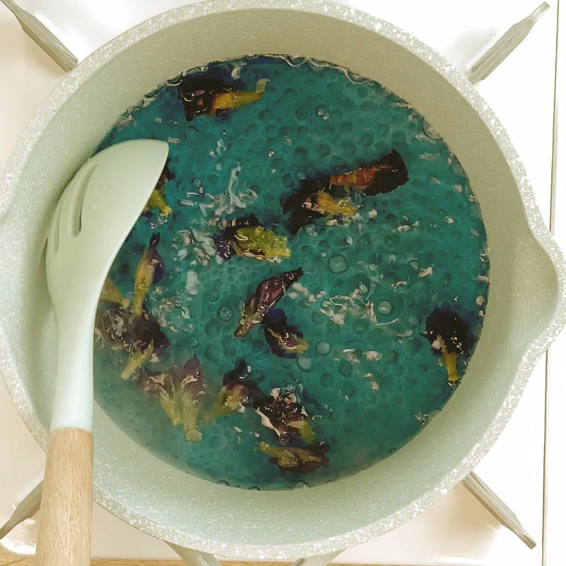 Step 2 Cook the blue butterfly pea water for the blue butterfly pea flour cake with shrimp and meat filling