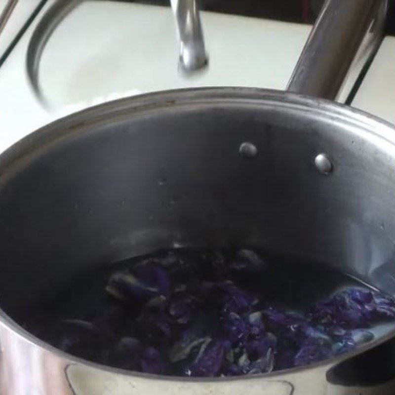 Step 2 Cooking butterfly pea flower water and mixing sticky rice Butterfly pea flower sticky rice heart-shaped green beans