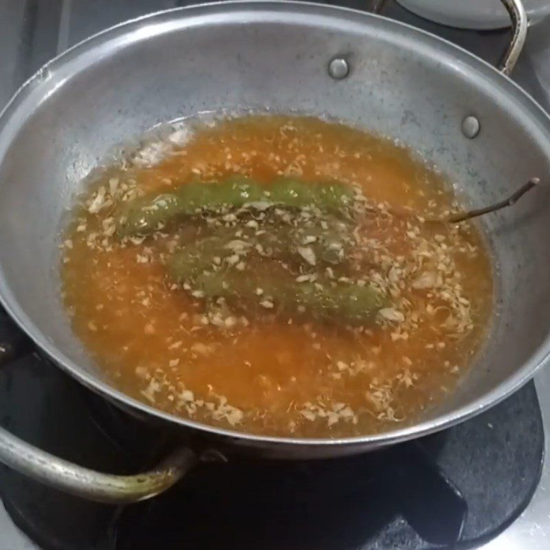 Step 2 Cooking the sauce for catfish with tamarind