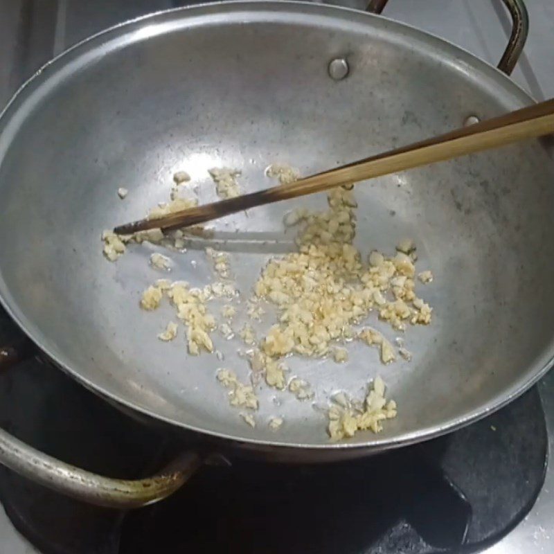 Step 2 Cooking the sauce for catfish with tamarind