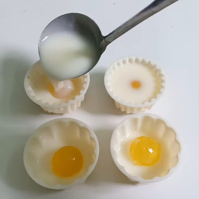 Step 3 Cook milk jelly and pour the cake mold for the first time Mooncake milk jelly with green tea and salted egg yolk