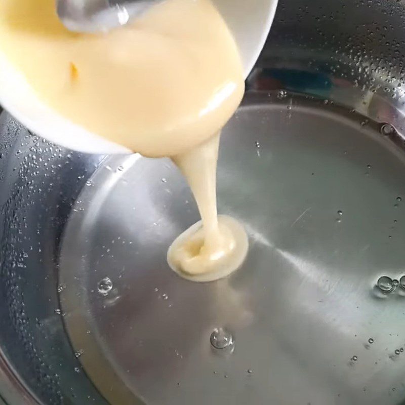 Step 3 Cook milk jelly and pour the first layer into molds Mooncake jelly with green tea and salted egg yolk