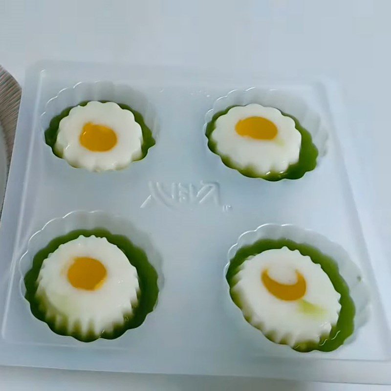 Step 4 Cooking green tea jelly and pouring the cake mold for the second time Mooncake green tea jelly with salted egg yolk filling