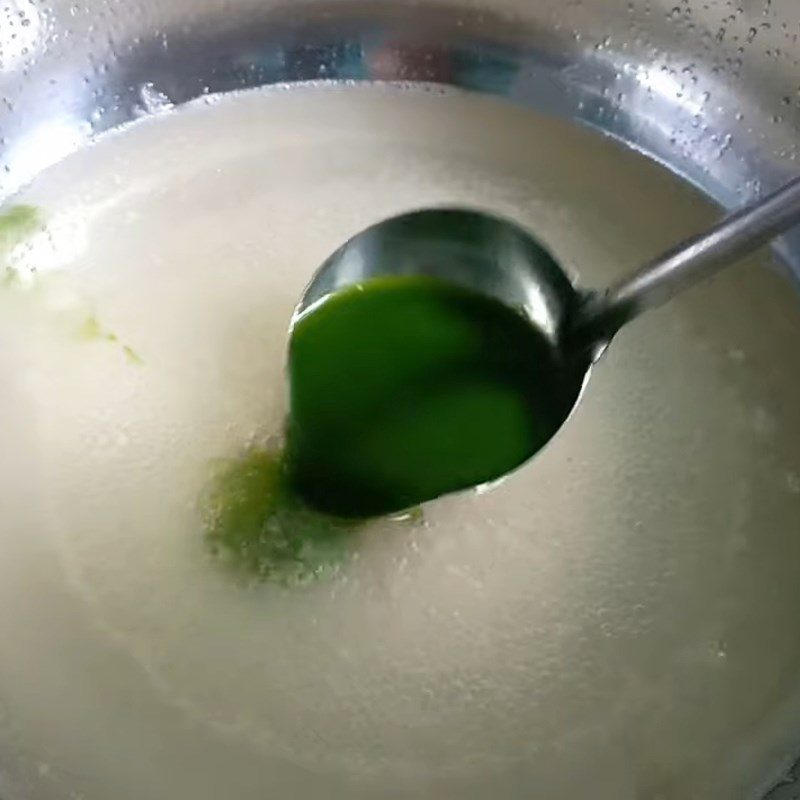 Step 4 Cook green tea jelly and pour the cake mold for the second time Mooncake green tea jelly with salted egg yolk