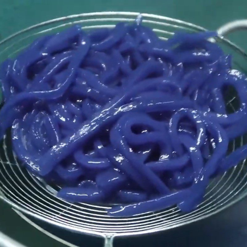 Step 5 Cook the dough for sweet noodle soup with butterfly pea flower