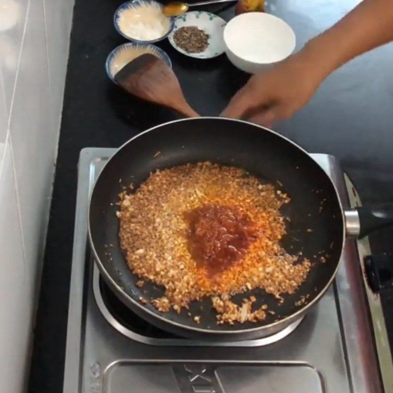 Step 2 Making the sauce Grilled salmon fins in aluminum foil