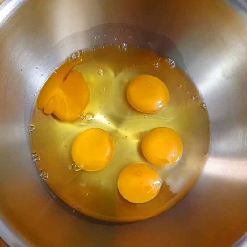 Step 2 Cook the milk and mix with eggs and durian Durian flan