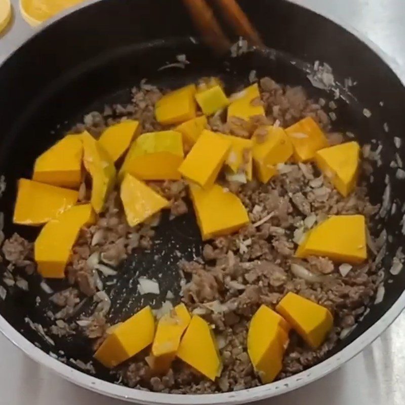 Step 3 Cook pumpkin soup Pumpkin soup with beef