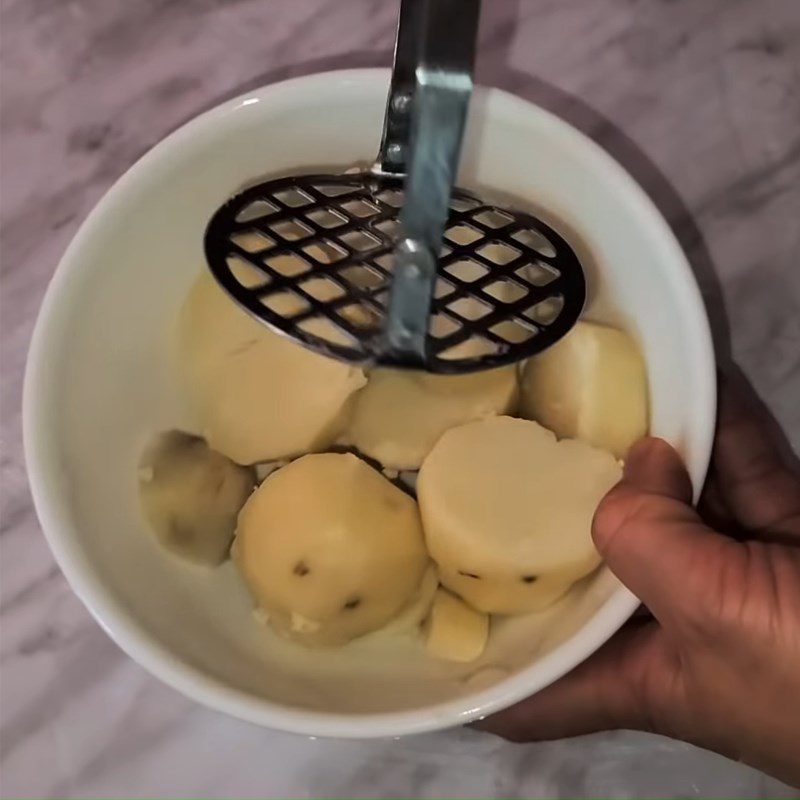 Step 2 Cook and mash mung beans and potatoes Mung bean cookie filling