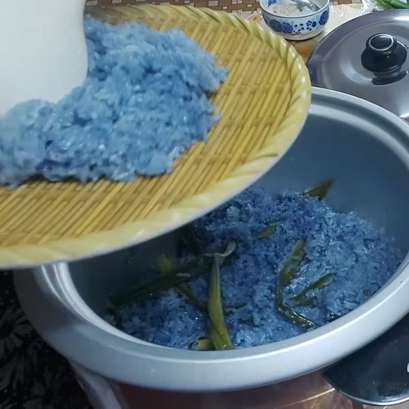 Step 3 Cook sticky rice with butterfly pea flower and pandan leaves using a rice cooker