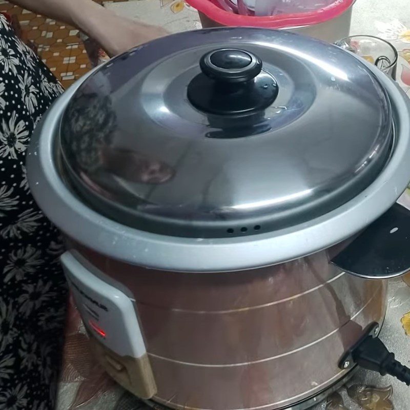 Step 3 Cook sticky rice with butterfly pea flower and pandan leaves using a rice cooker