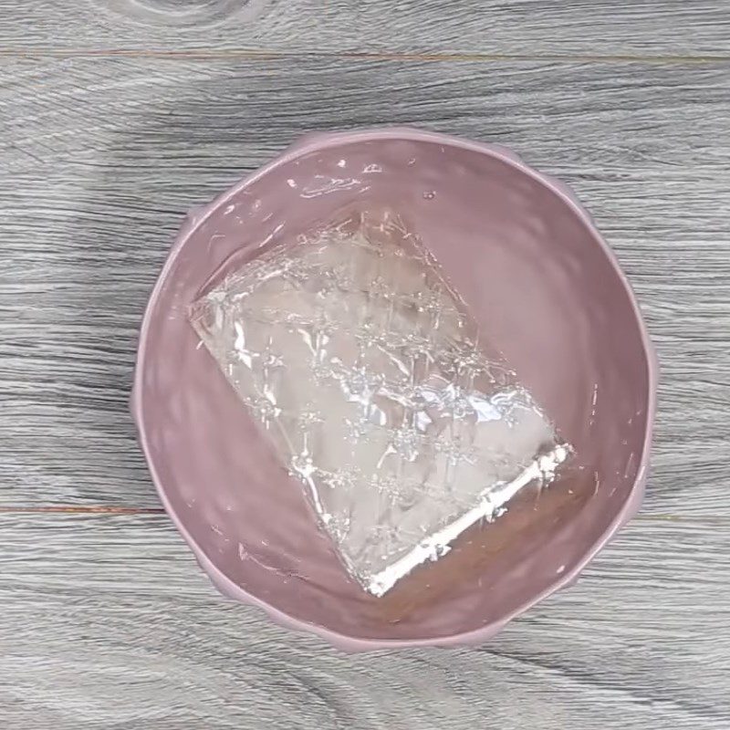 Step 1 Soak gelatin for heart-shaped jelly candy