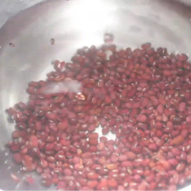 Step 1 Soak sweet potatoes and red beans Dried sweet potatoes sprinkled with sugar and red beans