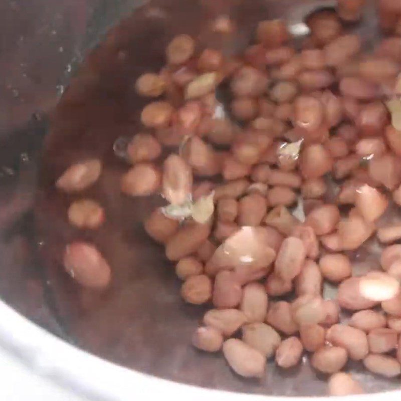 Step 1 Soak sweet potatoes and red beans Dried sweet potatoes sprinkled with sugar and red beans