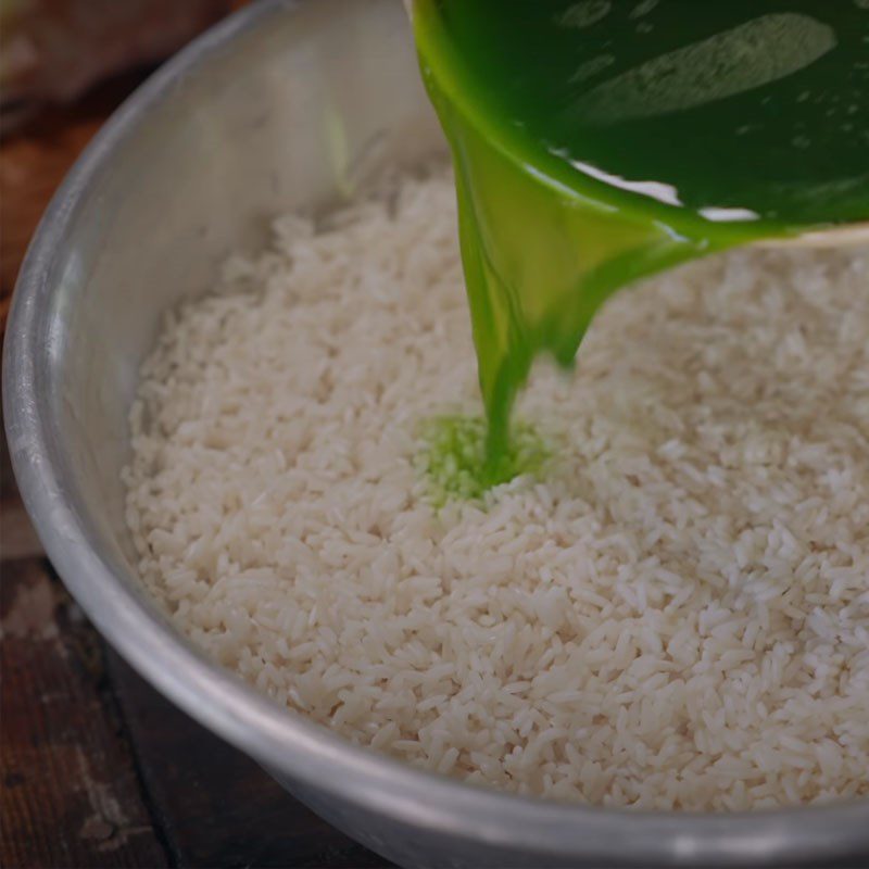 Step 2 Soak glutinous rice with pandan leaves