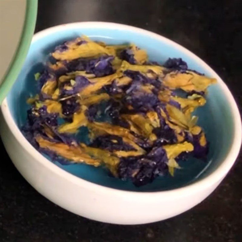 Step 1 Soak the tea bag and butterfly pea flowers Butterfly Pea Flower Lemon Tea