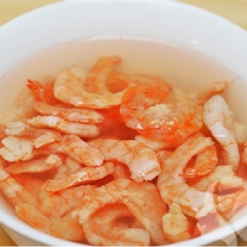 Step 2 Soak and pound the dried shrimp for the mixed vegetable soup with shrimp and meat