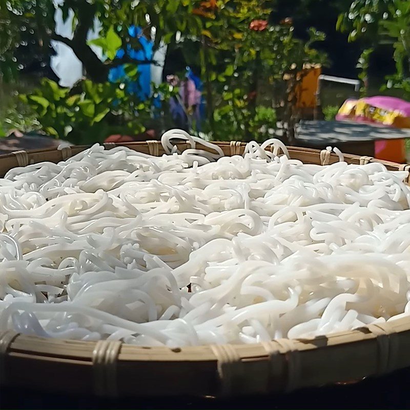 Step 1 Soak and dry the rice noodle for crispy rice cake