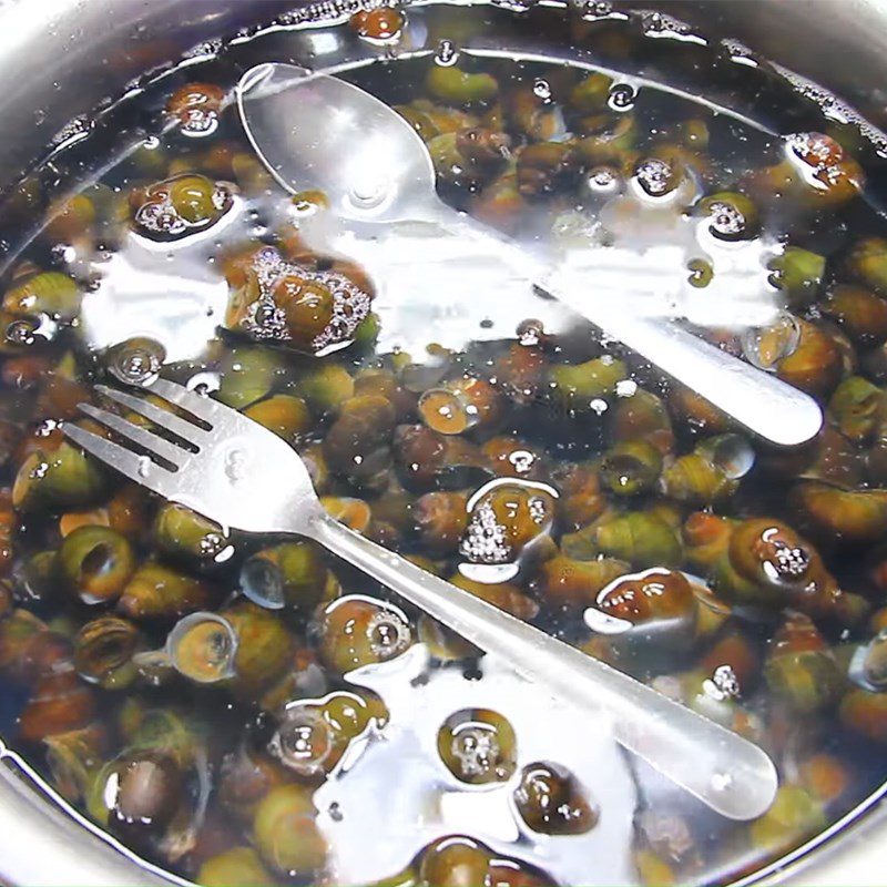 Step 1 Soak and wash the snails Stir-fried rice snails with lemongrass and chili