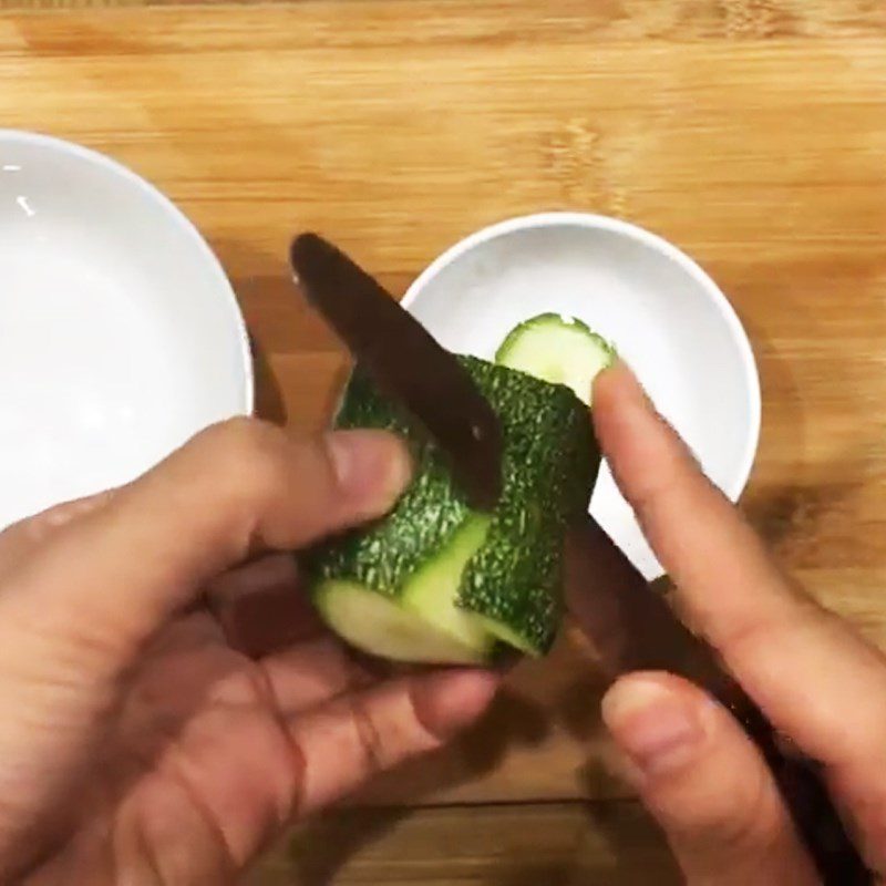 Step 1 Soak the oats, prepare the zucchini Zucchini Oatmeal Porridge (for babies from 6 months old)