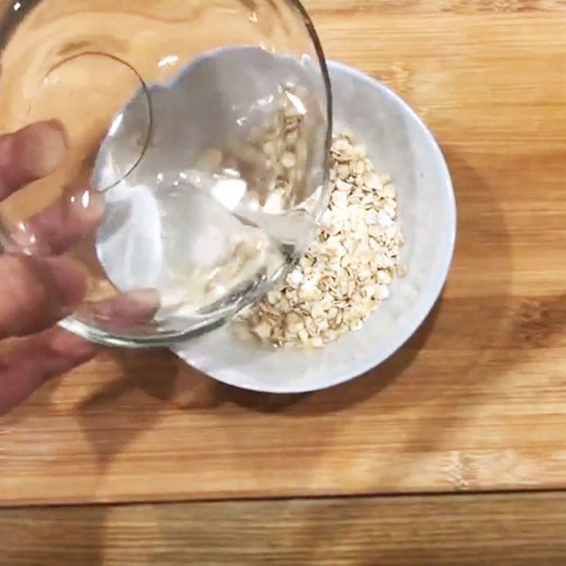 Step 1 Soak the oats, prepare the zucchini Zucchini Oatmeal Porridge (for babies from 6 months old)