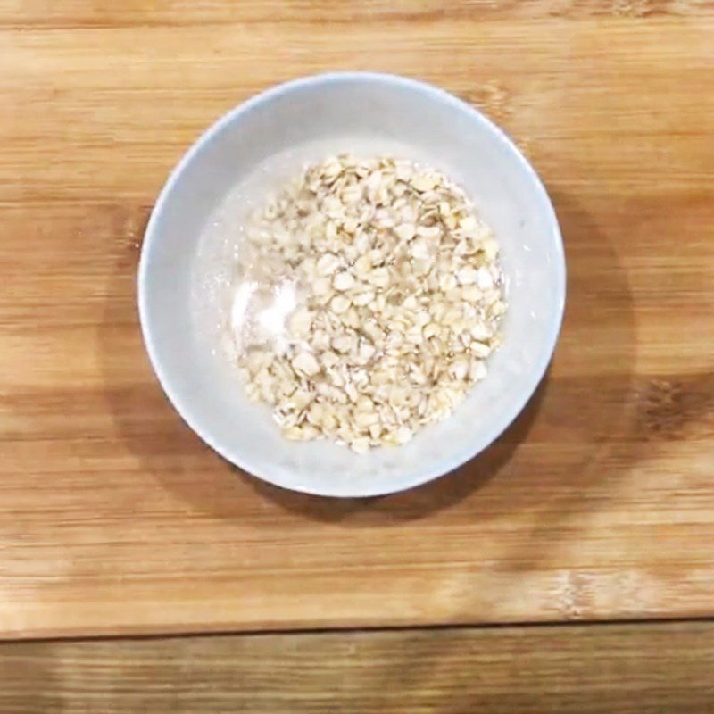 Step 1 Soak the oats, prepare the zucchini Zucchini Oatmeal Porridge (for babies from 6 months old)