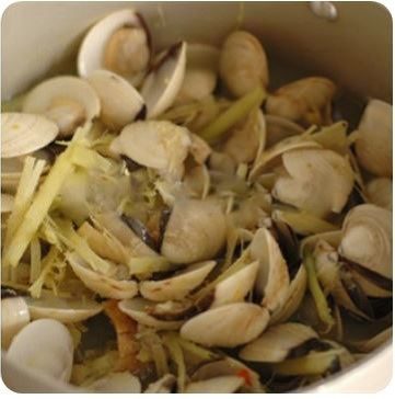 Step 4 Stir-fry the clams Clams stir-fried with lemongrass and chili