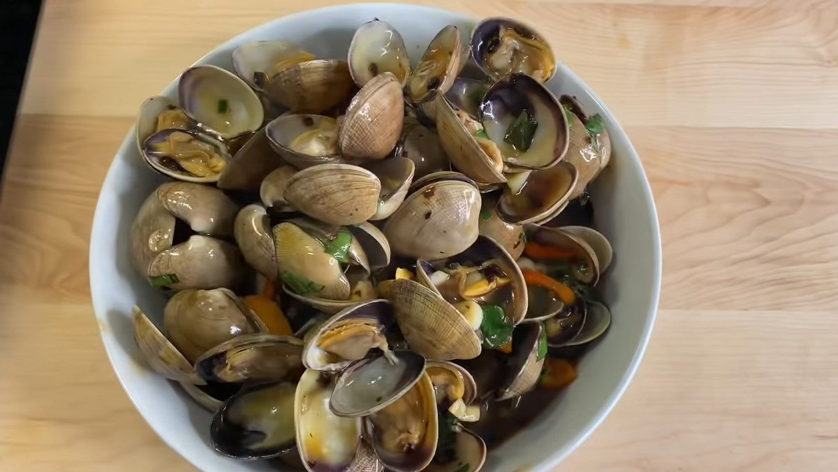 Clams stir-fried with black bean sauce