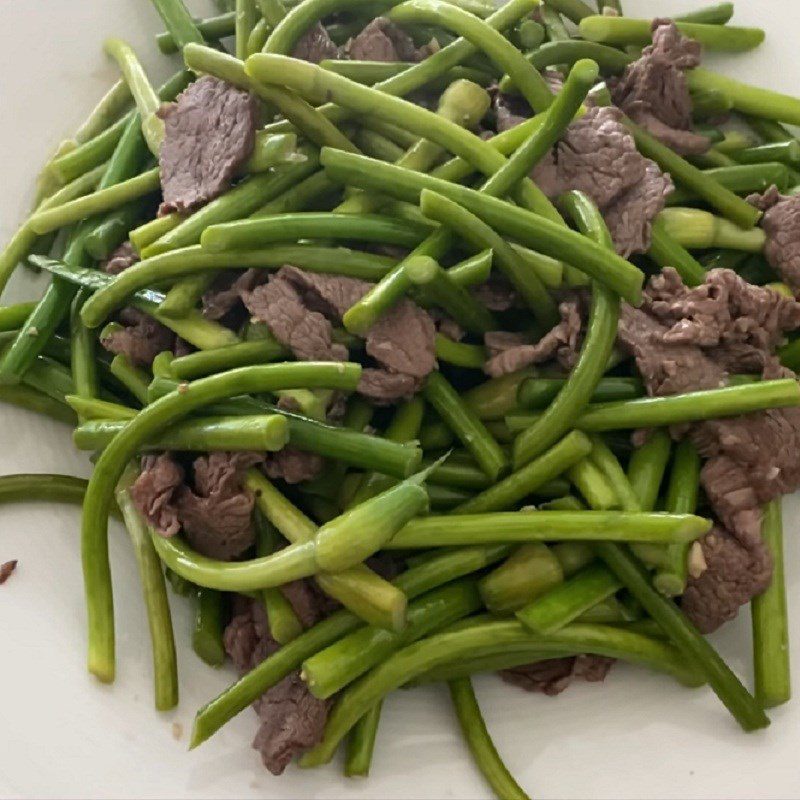 Step 4 Final product Stir-fried garlic stalks with beef