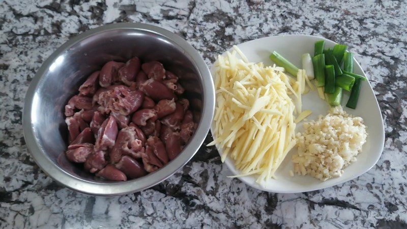 Ingredients for 3 ways to cook stir-fried chicken hearts