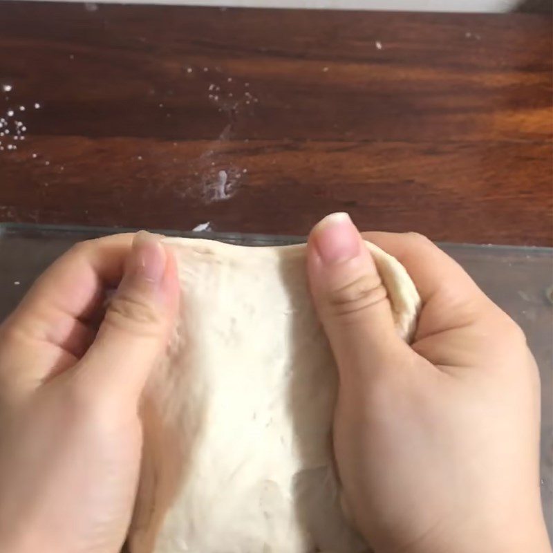 Step 2 Kneading the dough for the bread with a thick crust using an air fryer