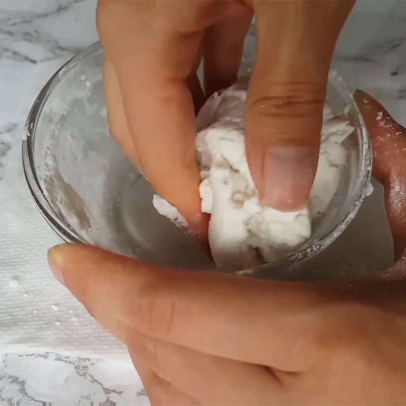 Step 2 Knead the sticky rice dough with green tea ice