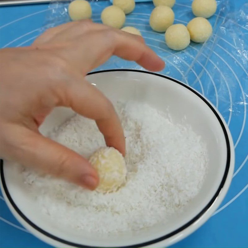 Step 3 Mixing the dough with color and shaping Colorful raffaello cake