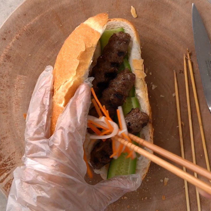 Step 5 Stuffing the bread with grilled beef