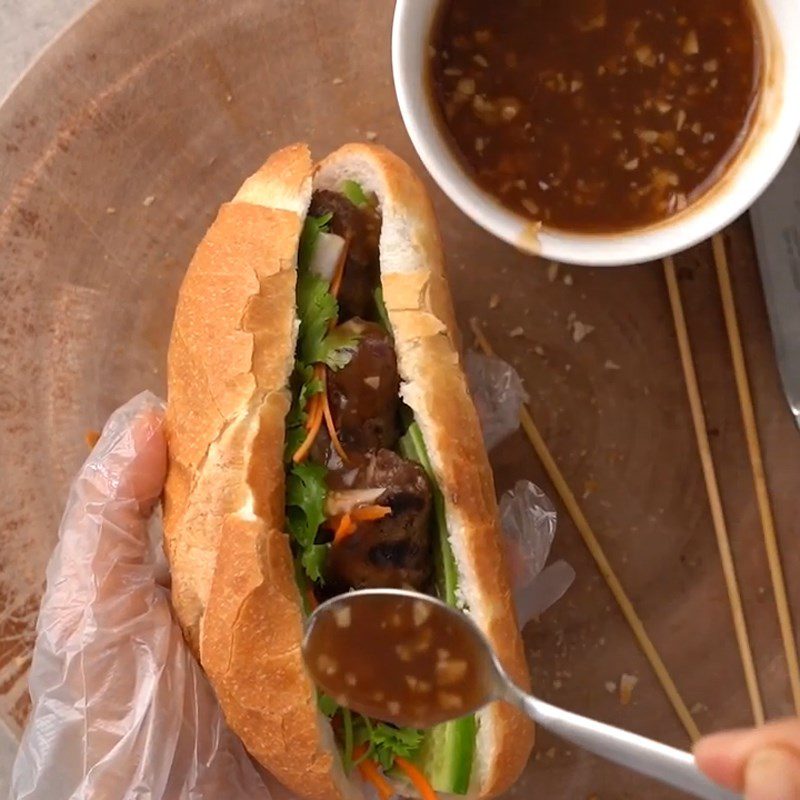 Step 5 Stuffing the bread with grilled beef