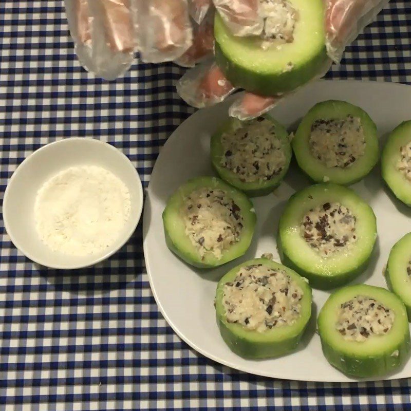 Step 3 Stuff the melon filling for stuffed melon soup