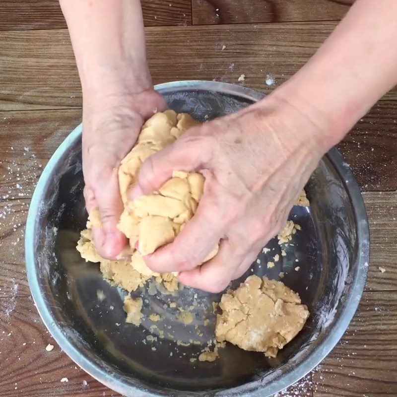 Step 2 Kneading and proofing the dough for the mixed mooncake using a rice cooker