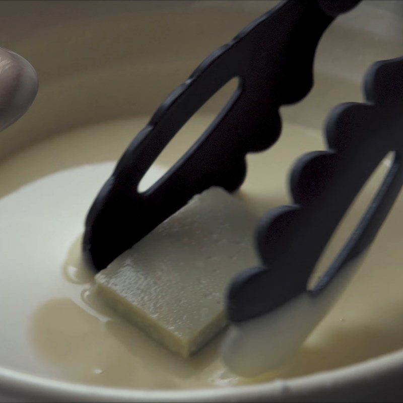 Step 4 Dip the cake in the flour Fresh milk fried with green tea flavor