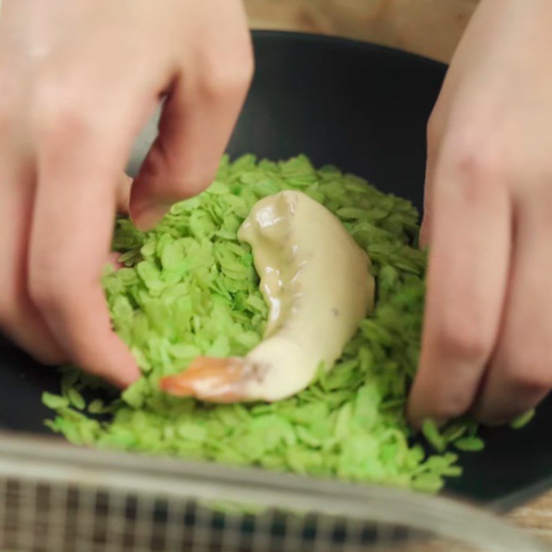 Step 3 Dip the batter and fry the shrimp Fried shrimp with pounded rice using flour