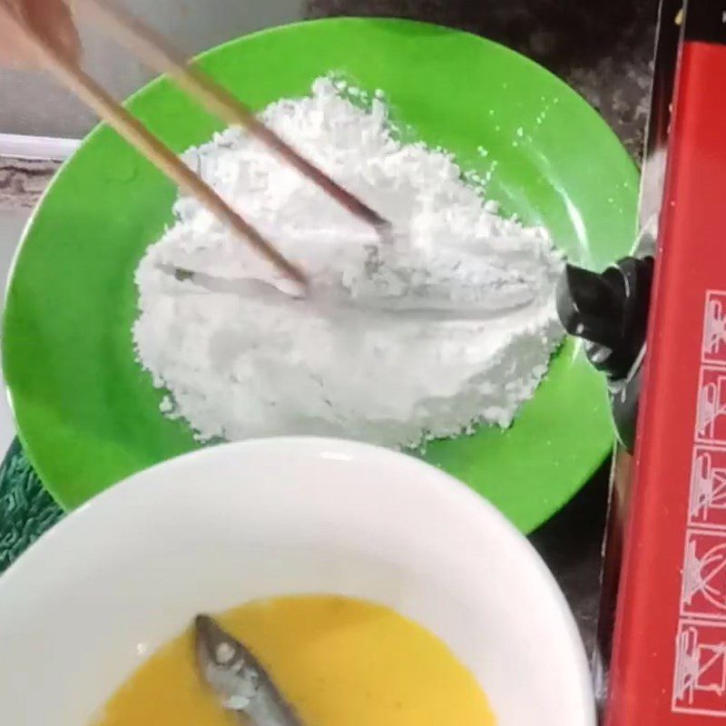 Step 2 Dip the fish in flour and fry Fried Fish Eggs