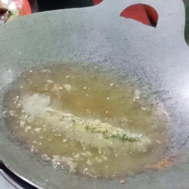 Step 2 Dip the fish in flour and fry the fish Fried fish eggs