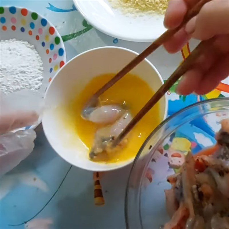 Step 2 Dip the Frogs in Flour for Fried Frog Legs